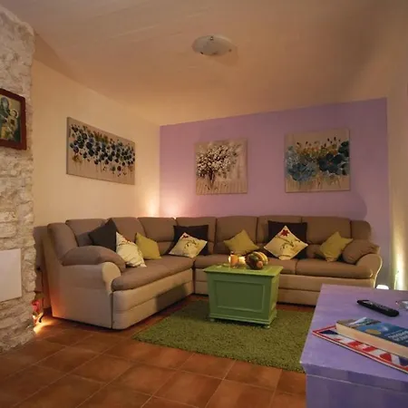 Holiday House Nature